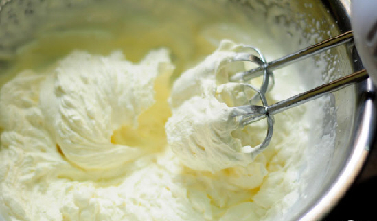 Cách làm kem tươi từ sữa tươi 4