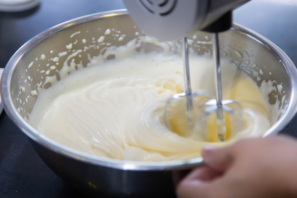 cách làm kem phủ bánh gato 8