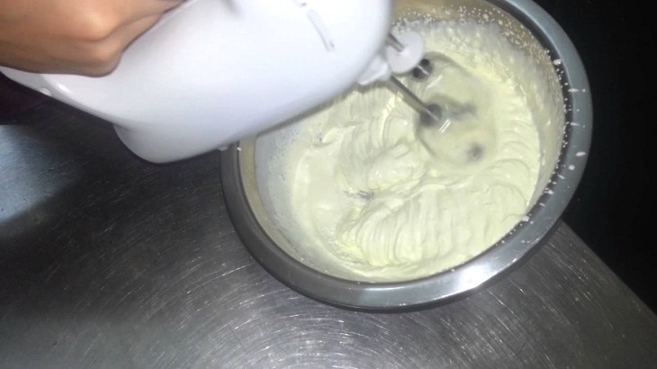 cách làm kem bằng máy đánh trứng 1