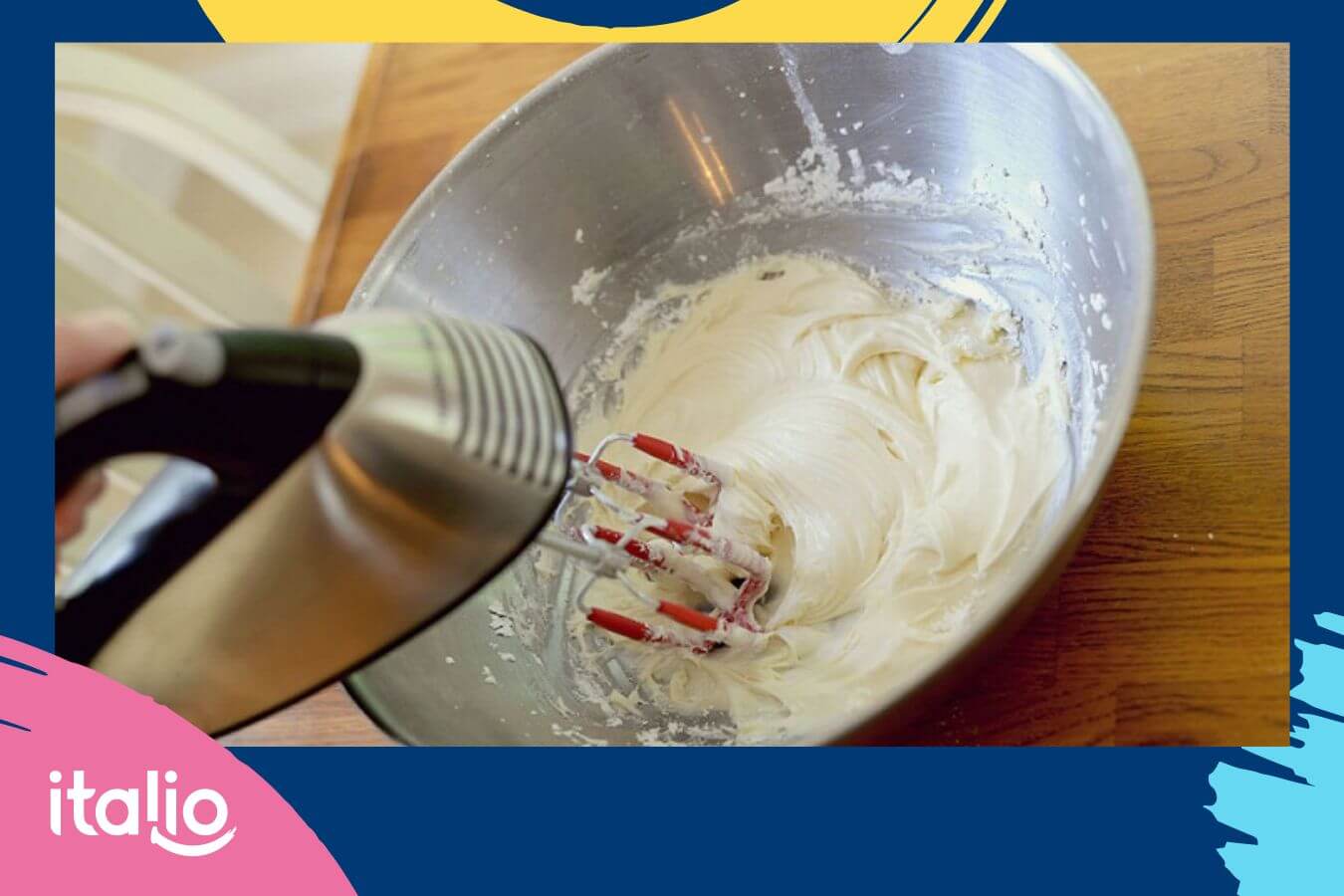 Đánh đều hỗn hợp whipping cream và sữa tươi không đường