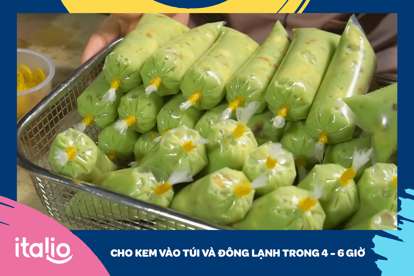 Bạn cho kem vào túi, hộp đựng và đông trong ngăn lạnh khoảng 4 - 6 tiếng 